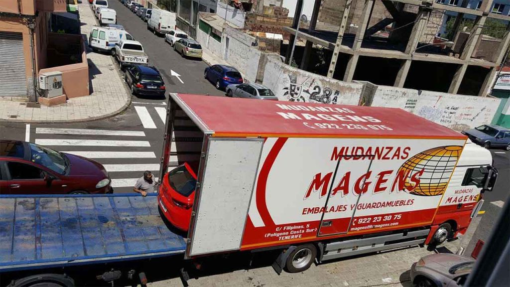 Descarga de vehiculo mudanzas Magens
